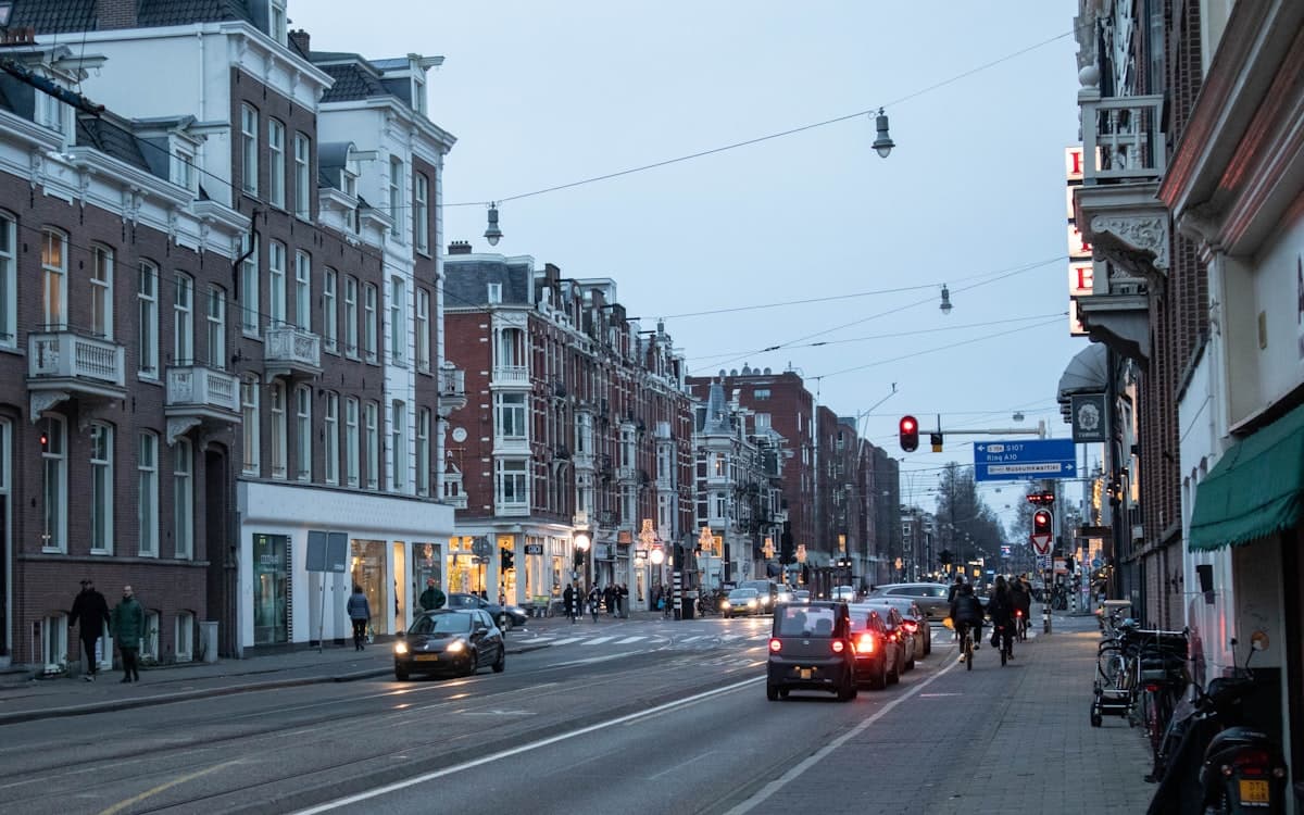 Drukke stadsstraat met verkeer waar cursisten leren rijden