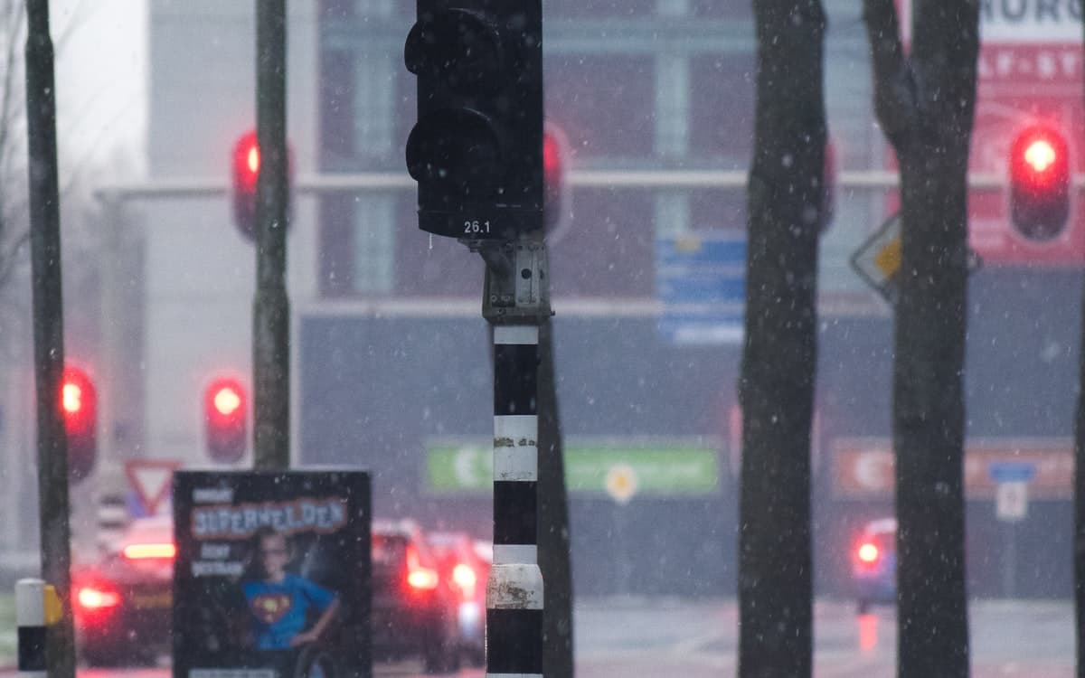 Verkeerslicht op rood, een van de onderwerpen uit het theorie-examen