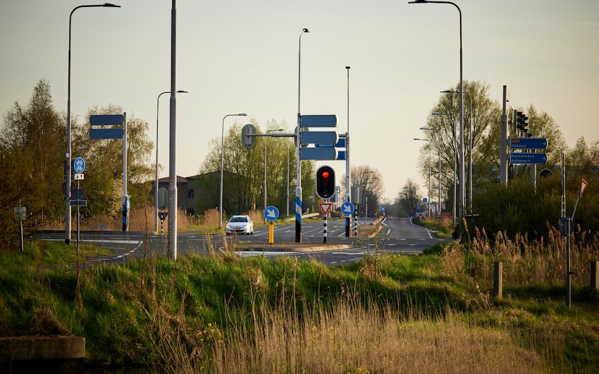 Kruispunt met verkeerslichten zoals je die tegenkomt tijdens het praktijkexamen